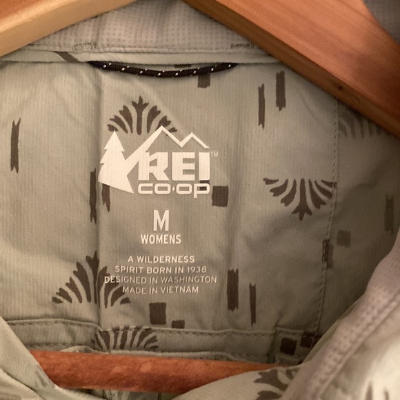 Like New REI WOMENS shirt - Picture 4 of 7